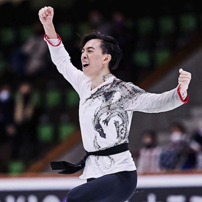 Убедительными победами на Nebelhorn Trophy в Оберстдорфе (Германия) Винсент Чжоу и Алиса Лю обеспечили третьи квотные места для США в мужском и женском фигурном катании на Олимпийских играх 2022 года в Пекине.